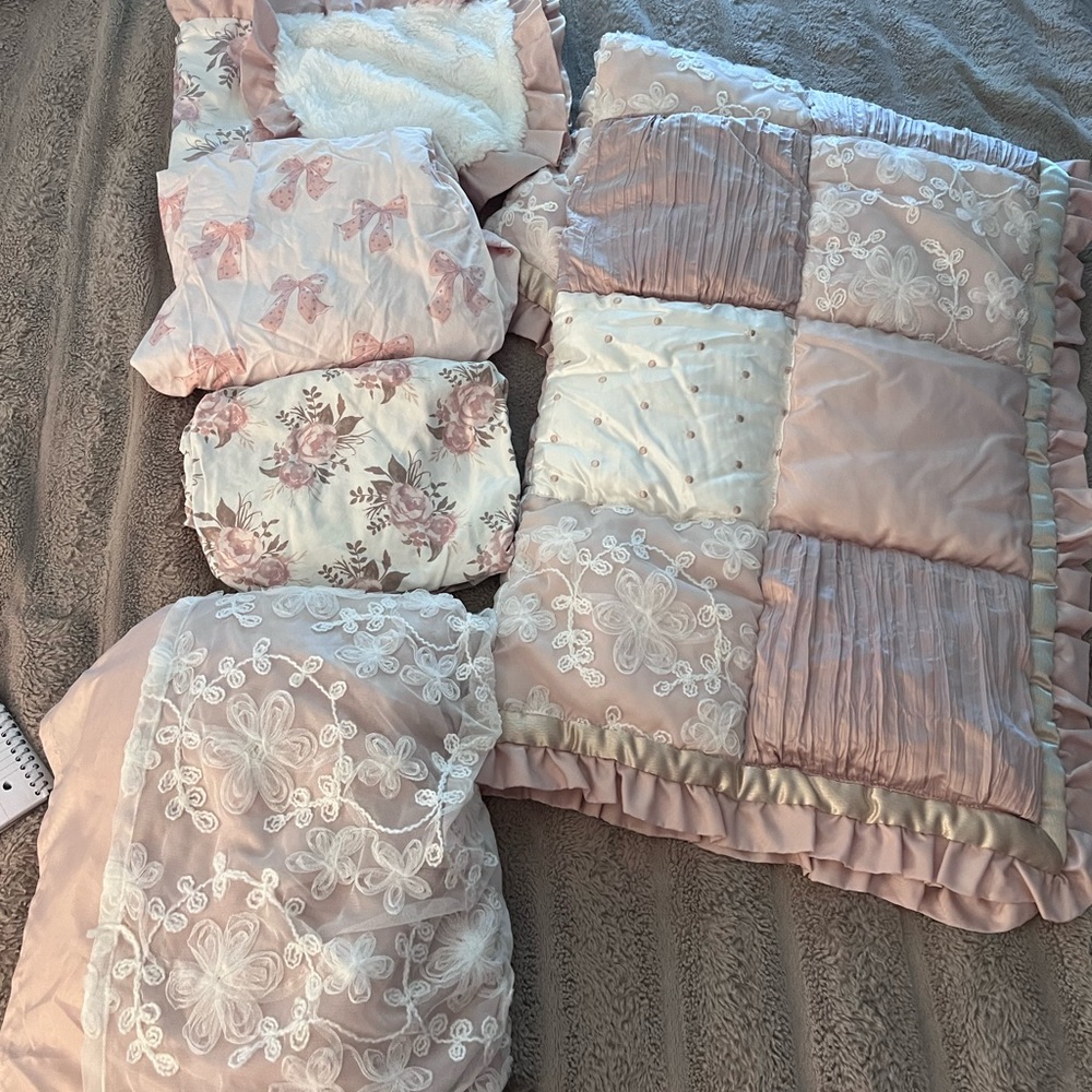 Elegant Floral Bedding Set in Pink and Cream